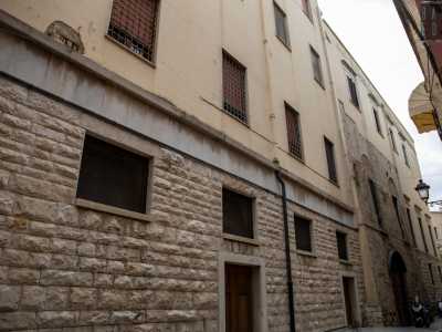 Si nota infatti il netto contrasto architettonico tra la gialla facciata ricostruita in quegli anni, caratterizzata da una serie simmetrica di finestroni...